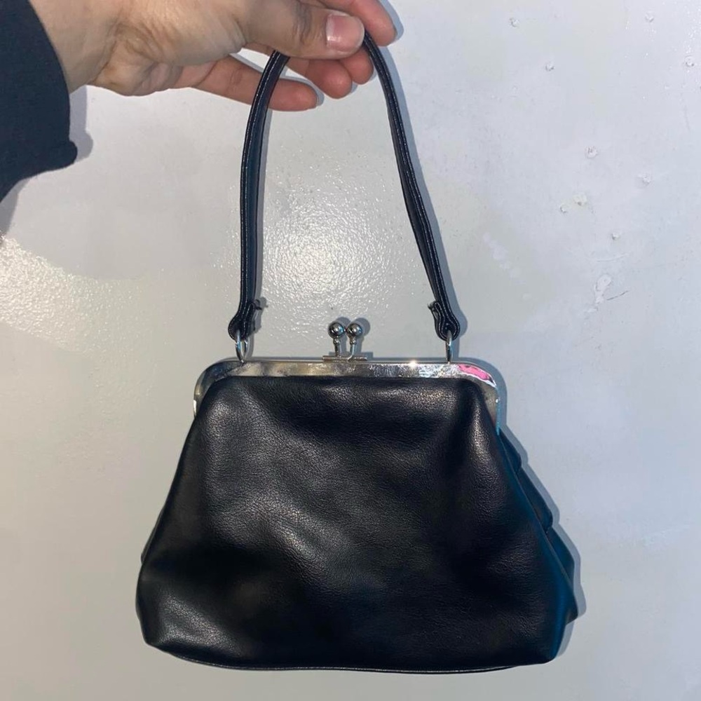 Elegant Black Ruffled Handbag - Picture 3 of 4